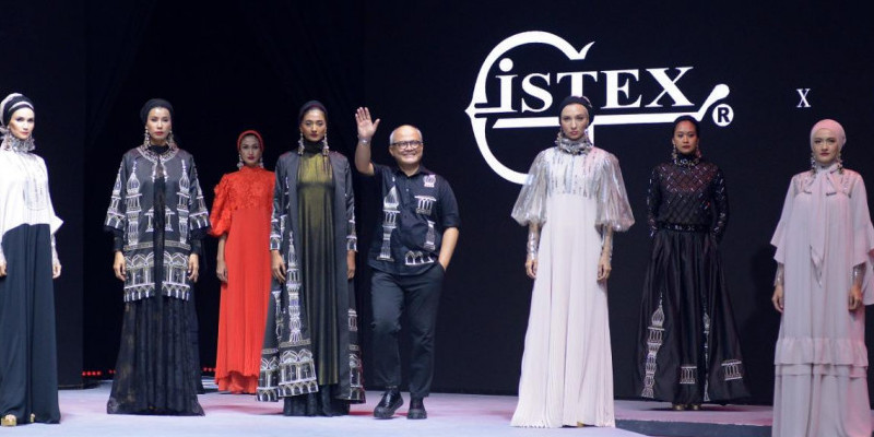 Disainer Itang Yunasz usai pagelaran karya busananya dalam Muslim Fashion Festival 2020 di Jakarta Convension Center (23/02/20)/Foto : Agung Hadiawan