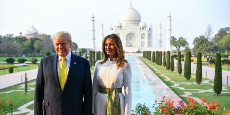 Donald Trump dan Melania Trump saat berfoto di depan Taj Mahal/Net