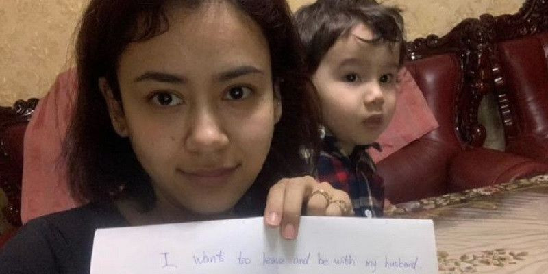 Foto Nadila Wumaier bersama anaknya sambil membawa pesan ingin pergi ke Australia/BBC