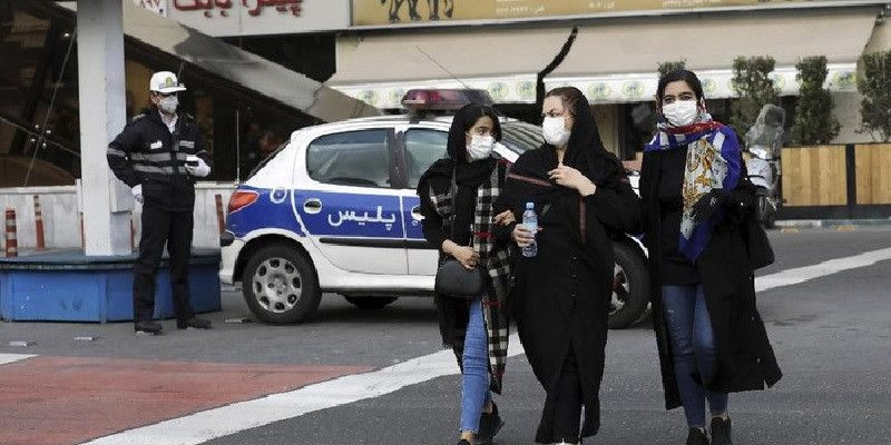 Warga Iran mengenakan masker untuk mencegah penularan virus corona/Net