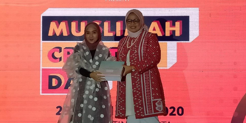 Istri Gubernur Jakarta, Feri Farhati Baswedan, bersama CEO Scraf Media, Temi Sumarlin pada pembukaan event Muslimah Creative Day 2020 di Balai Kartini, Jakarta (29/02/20)/Foto : Farah.id