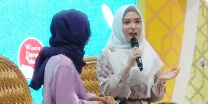 Ayana Moon saat peluncuran bukunya Ayana Journey to Islam dalam event Islamic Book Fair 2020/Foto: Sarwono