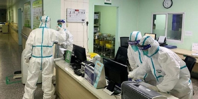 Petugas medis mengenakan pakaian khusus untuk mencegah penularan virus corona di rumah sakit di China/Net