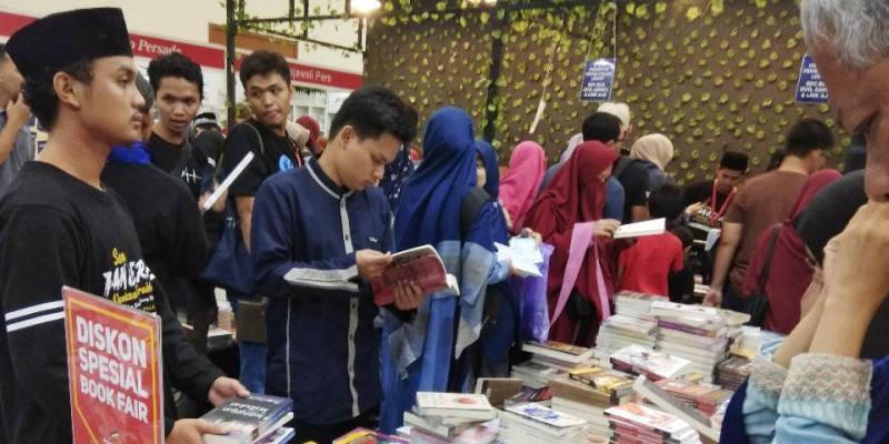 Para pengunjung membanjiri Islamic Book Fair 2020/ Foto : Sarwono