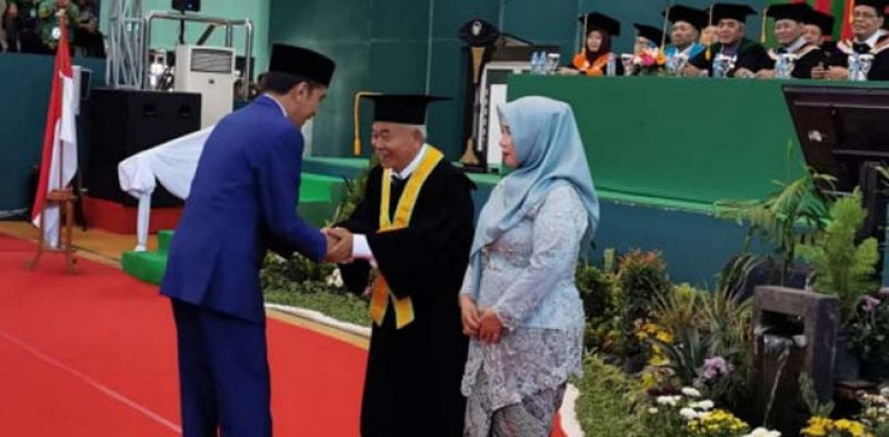 Presiden Jokowi saat menyalami Prof Asep Saifudin Chalim/Ist