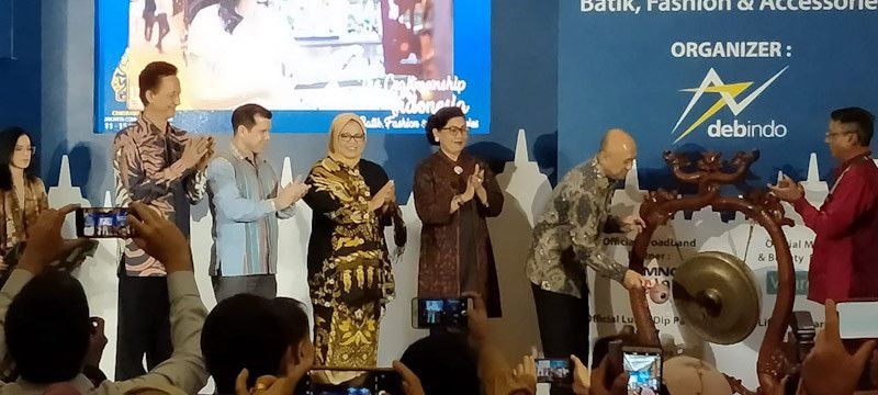 Pemukulan gong tanda dibukanya Pameran Indocraft 2020 oleh Menteri Koperasi & UKM RI Teten Masduki/Foto: Farah