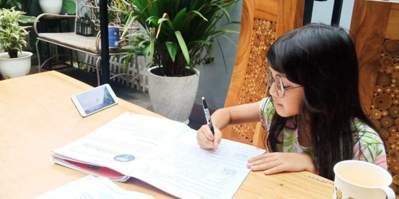 Suasana yang nyaman serta pendampingan yang maksimal dari orangtua membuat School From Home berjalan efektif dan menyenangkan/ Foto: Farah