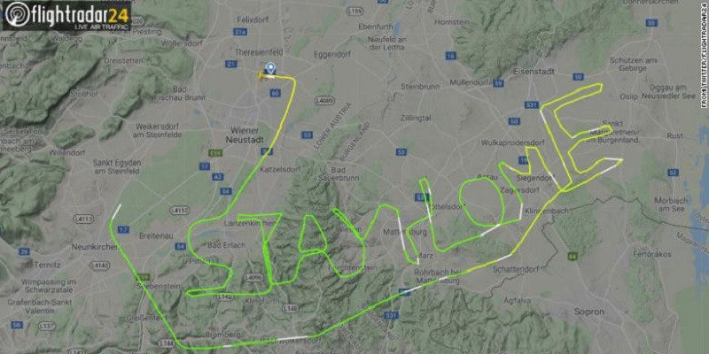 Pesan udara yang dibuat oleh seorang pilot di Austria/Flightradar24