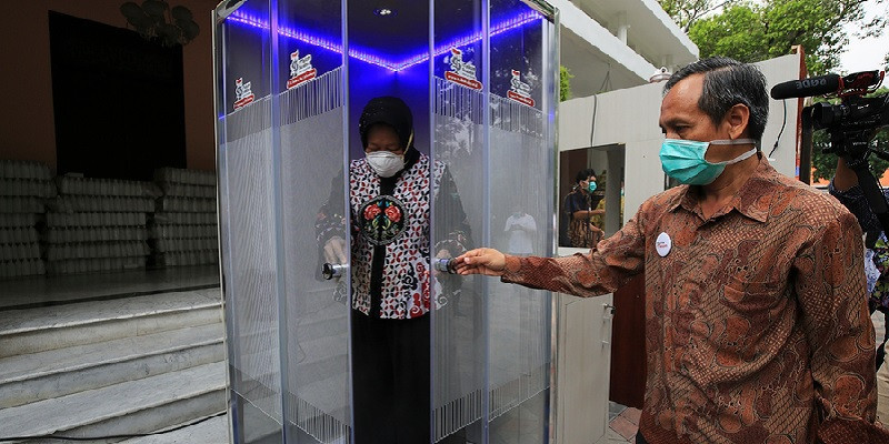 Walikota Surabaya Tri Rismaharini saat mencoba bilik sterilisasi buatan IT Telkom Surabaya/Dok. Pemkot Surabaya