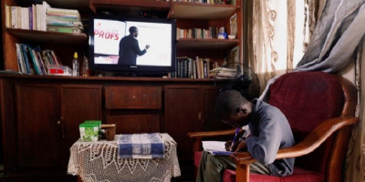 Sekolah Tutup Karena Pandemi, Siswa Di Senegal Belajar Lewat Televisi
