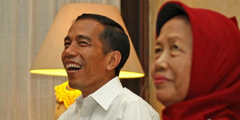 Salah satu momen kebersamaan Presiden Jokowi bersama sang ibunda/Net