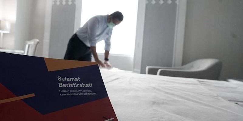 Gubernur Anies Baswedan saat meninjau kamar hotel yang diperuntukkan bagi petugas medis/Istimewa