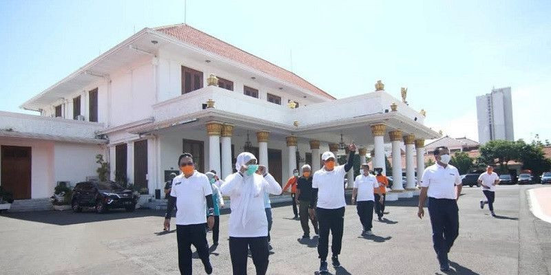  Gubernur Jawa Timur Khofifah Indar Parawansa saat berjemur di pagi hari/Instagram