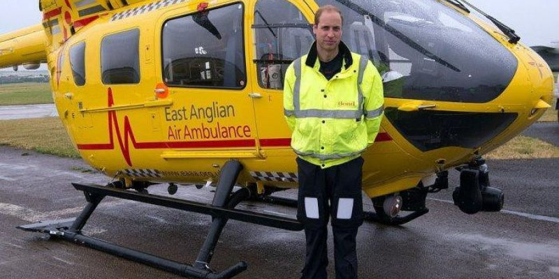 Pangeran William di depan sebuah ambulance udara/ Net
