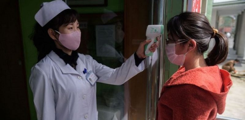 Perawat di Korea Utara mengecek suhu badan/Net