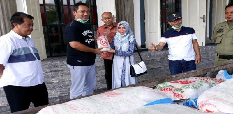 Atik menyumbangkan 1 ton beras hasil panennya untuk warga Kota Semarang/RMOLJateng