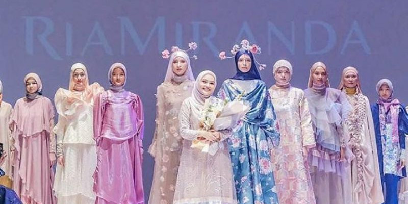 Disainer Ria Miranda pada sebuah kesempatan fashion show karya busananya/ Foto: ig@riamiranda