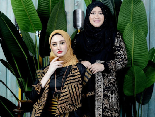 Disainer Frida Aulia (kanan) bersama model yang mengenakan busana batik rancangannya/ Foto: Agung Hadiawan