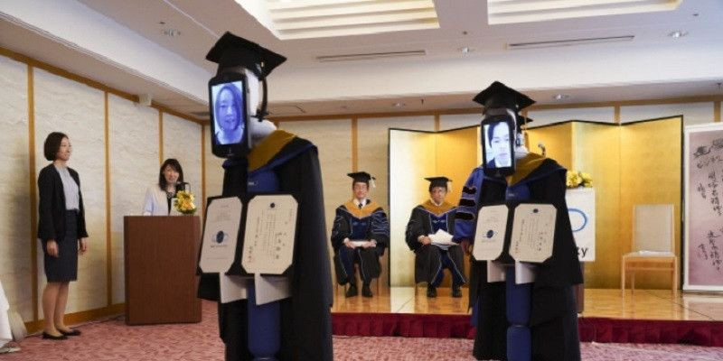 Robot  Newmee pada upacara wisuda di Business Breakthrough University di Tokyo, Jepang/Net