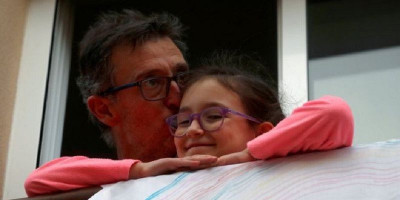 Satu Bulan Lockdown, Spanyol Izinkan Anak-anak Hirup Udara Segar Di Luar Rumah