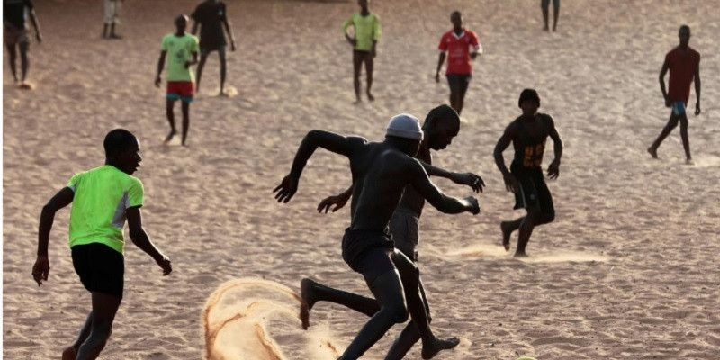 Sejumlah anak jalanan bermain sepakbola di pusat penampungan/Reuters