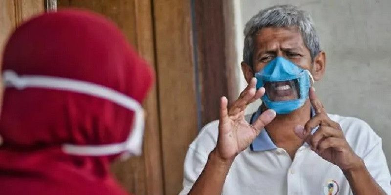 Masker Transparan untuk teman tuli/AFP