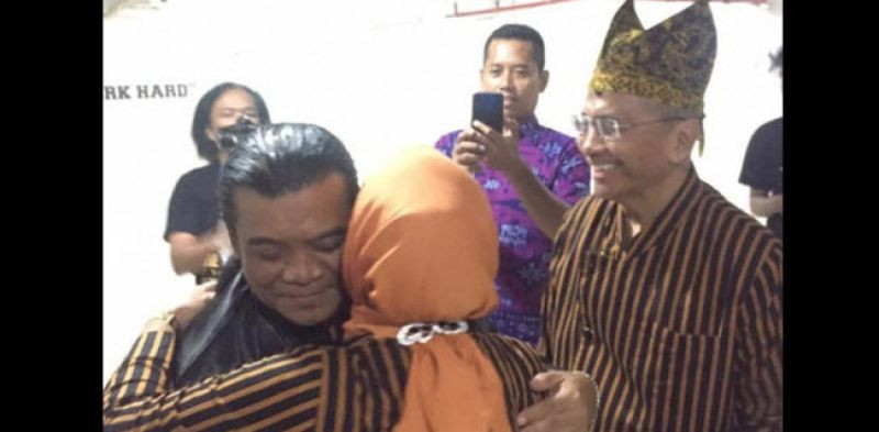 Dahlan Iskan beserta Istrinya saat bertemu Didi Kempot/Disway