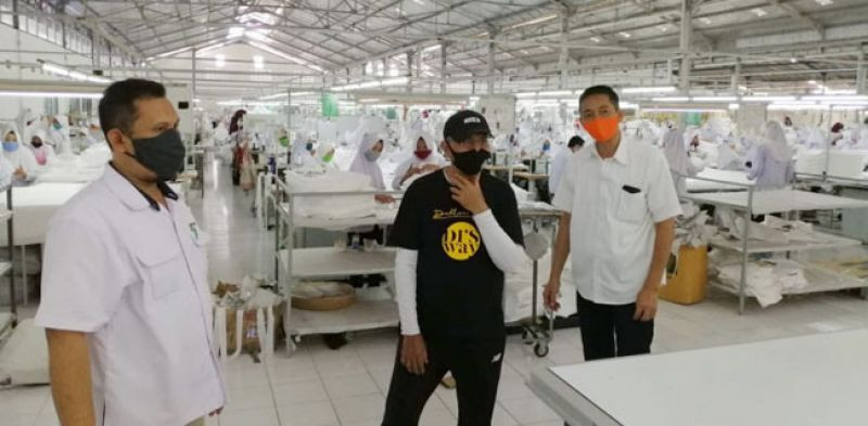 Dahlan Iskan saat kunjungi Pabrik APD di Probolinggo, Jatim/Disway
