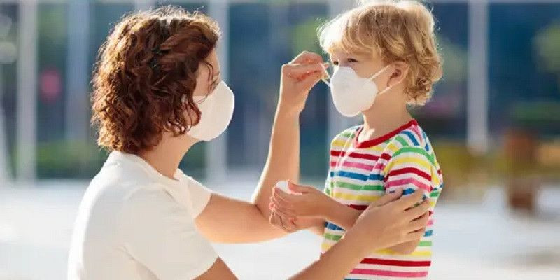 Orangtua sebaiknya berusaha untuk membujuk anak agar mau mengenakan masker di tempat umum demi meminimalisir potensi penularan virus corona atau Covid-19/Net