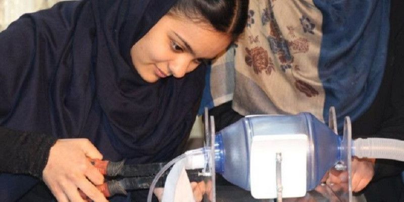 Salah seorang siswi dari tim robotika perempuan Afghanistan saat menunjukkan ventilator buatan mereka dari suku cadang mobil/Net