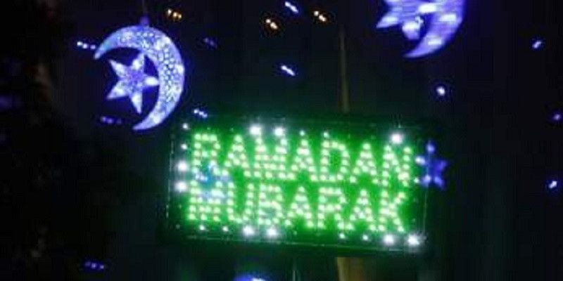 Lampu bertemakan ramadhan dipasang di depan rumah warga muslim Micgihan yang ikut ambil bagian dalam perlombaan lampu hias jelang Idul Fitri/Net