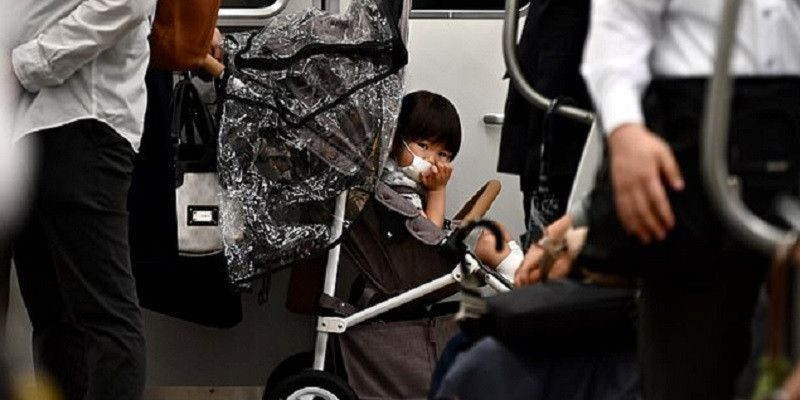 Para pakar kesehatan anak di Jepang memperingatkan bahwa penggunaan masker pada anak di bawah usia dua tahun sengat berbahaya/Net