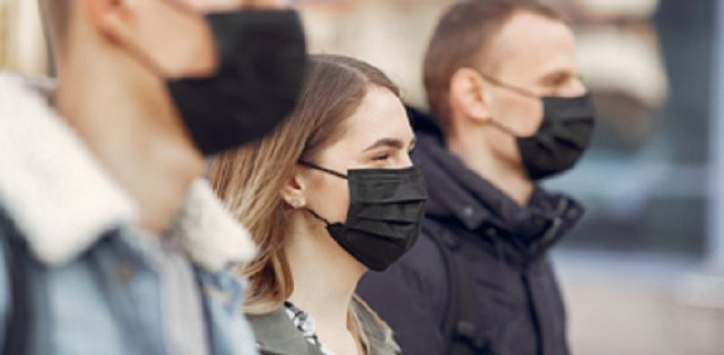 Salah satu bentuk new normal yang terjadi pasca pandemi virus corona atau Covid-19 adalah dengan mengenakan masker di tempat umum/Net