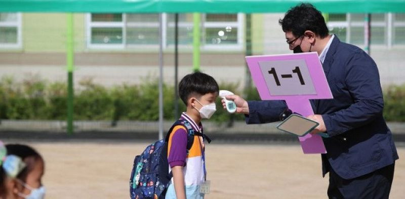 Pengecekan suhu tubuh terhadap para siswa di Korea Selatan/Net