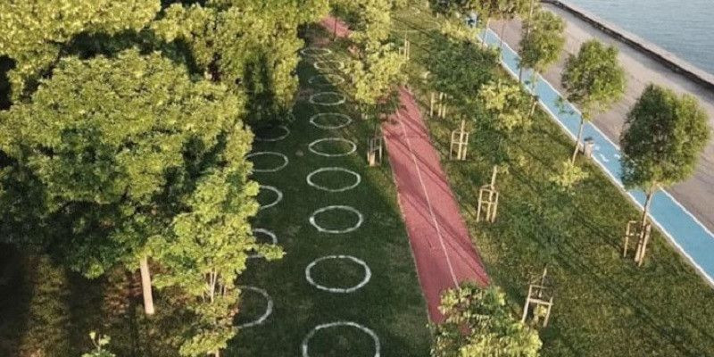 Salah satu upaya menerapkan social distancing di sebuah taman di Istanbul adalah dengan membuat lingkaran di rumput/Net
