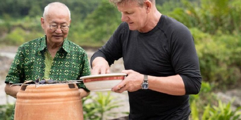 Koki selebriti dunia, Gordon Ramsay saat belajar memasak rendang bersama dengan koki senior Indonesia, William Wongso/Net