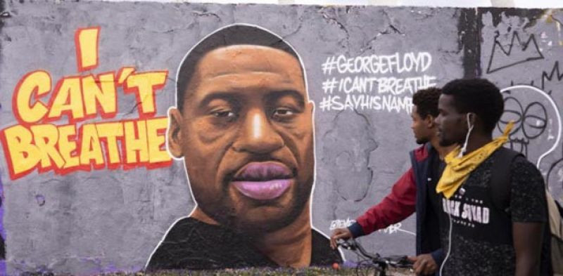 Mural George Floyd beserta tulisan 