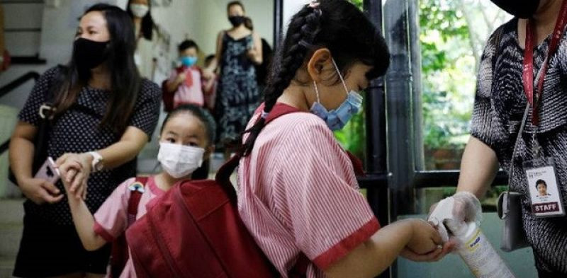 Siswa di Singapura diberi hand sanitizer sebelum masuk kelas/Net