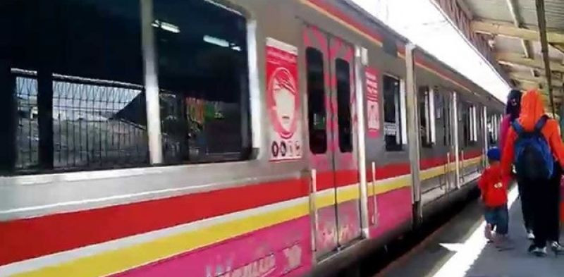 Gerbong wanita dalam rangkaian kereta api listrik/Net


