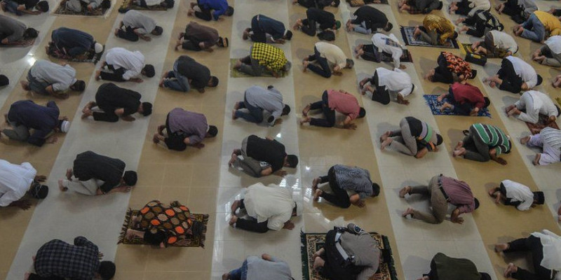 Shalat berjamaah saat pandemi Covid-19/ Net