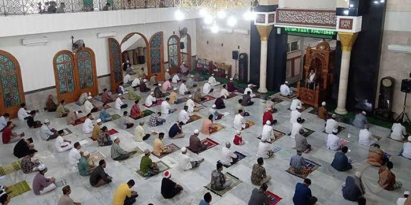 Ibadah Shalat Jumat perhari ini kembali bisa dilakukan berjama'ah di masjid dengan mengikuti panduan yang telah ditetapkan/ Net