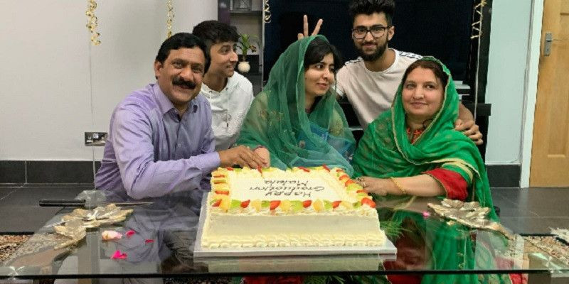 Peraih Nobel asal Pakistan, Malala Yousafzai saat merayakan kelulusannya di tengah-tengah keluarga/Twitter
