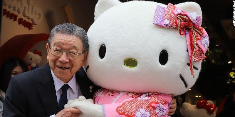 Kepala Eksekutif Sanrio, Shintaro Tsuji bersama karakter Hello Kitty/CNN