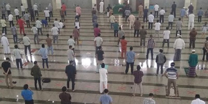 New normal dalam salat berjamaah di masjid salah satunya adalah dengan menjaga jarak saat berjamaah/Net