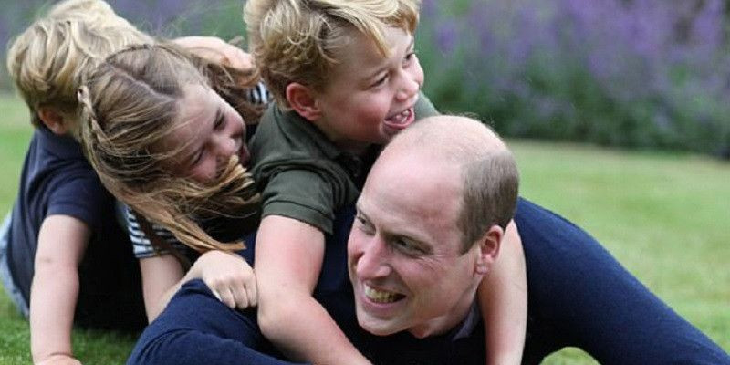 Foto candid yang diambil oleh Kate Middleton menunjukkan Pangeran William saat bermain bersama ketiga anaknya/Daily Mail