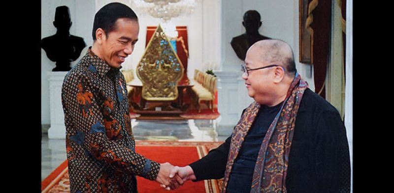 Presiden Joko Widodo bersalaman dengan Jaya Suprana/Net