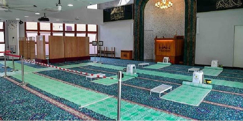 Area salat individu yang telah ditandai telah diperkenalkan di ruang salat Masjid Angullia saat masjid bersiap menyambut para jamaah/CNA