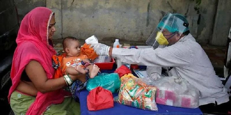Pemeriksaan kesehatan ibu dan anak di kota Ahmedabad, India/Reuters
