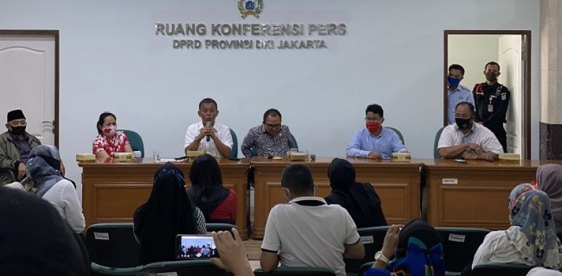 DPRD DKI saat menerima sejumlah orang tua murid yang mengadukan masalah di PPDB, Selasa (23/6)/RMOL