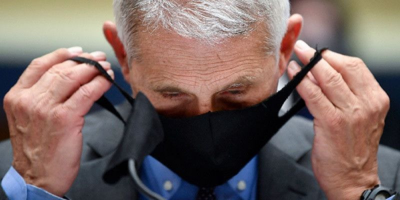  Direktur Institut Nasional Alergi dan Penyakit Menular Amerika Serikat, Dr. Anthony Fauci saat mengenakan masker/Net